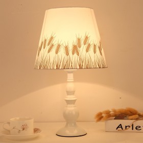 Modern minimalist table lamp bedroom bedside lamp northern European-style princess wedding wedding room girl decoration home lamp