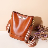The new fan wild fashion female bag oil wax cowhide bucket bag shoulder messenger ladies bag