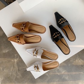 Early spring catwalk models with metal buckle square head and half slippers